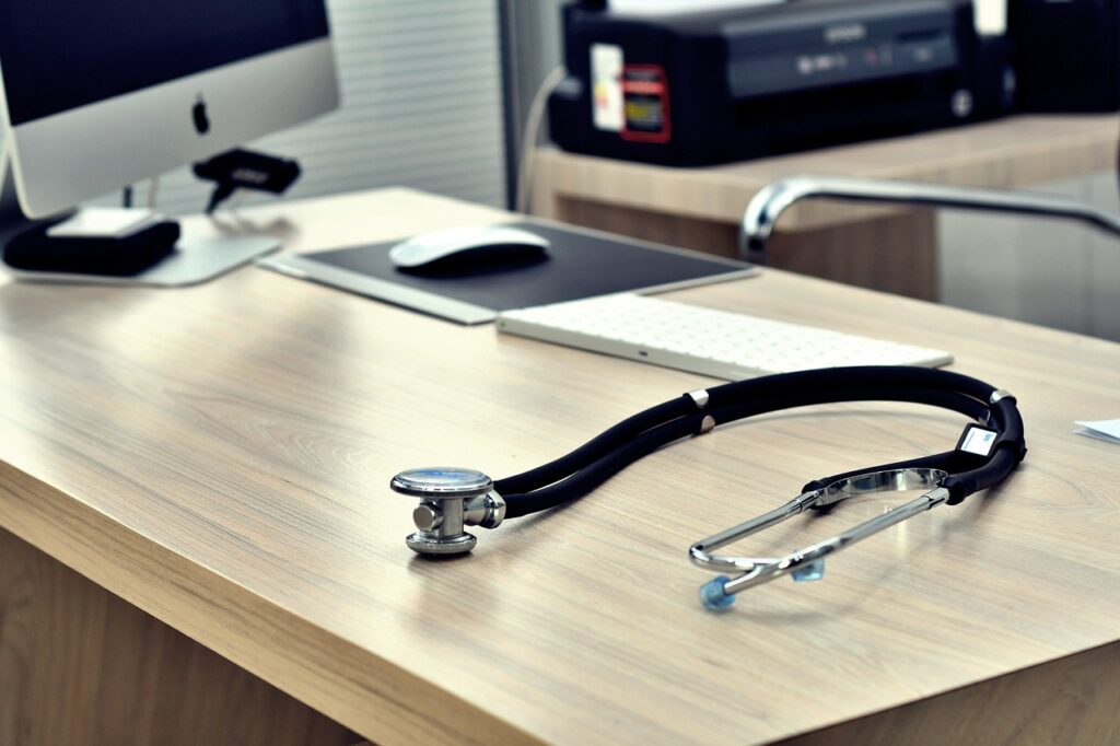 stethoscope sur un bureau - pénurie de personnel médical