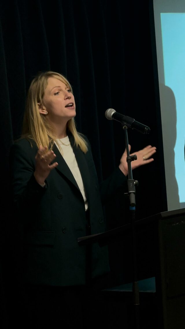 💸 Prix explosifs et surcoûts massifs dans les marchés publics de fibre optique ‼️ 🗣️ 

En séance plénière, j’ai interpellé le Gouvernement wallon sur les chantiers de déploiement de la fibre optique dans les zonings économiques wallons, après les révélations d’une enquête de Le Vif. 📰 

Celle-ci met en lumière des surcoûts colossaux, avec des travaux facturés 6 à 10 fois au-dessus des prix habituels, notamment pour l’évacuation des terres. Ces pratiques représentent des dizaines de millions d’euros de dépenses publiques inutiles, un véritable gouffre financier pour les citoyens. 

⚠️ Mais derrière ces prix extravagants, des soupçons de collusion apparaissent entre des agents du SPW Mobilité et Infrastructures et certaines entreprises privées impliquées dans ces chantiers. 

👉 Nous demandons aussi une réforme profonde sur la question de l’évacuation des terres, et des coûts et surcoûts colossaux qu’elle peut engendrer pour nos deniers publics. 

⚖️ Le Gouvernement wallon doit faire toute la lumière sur ce dossier, sans zones d’ombre ni complaisance. La confiance dans l’action publique et la bonne utilisation de l’argent des citoyens est en jeu. 

Transparence, responsabilités et vérité. 

#MarchésPublics #Transparence #SPW #Wallonie ArgentPublic Réforme Plénière