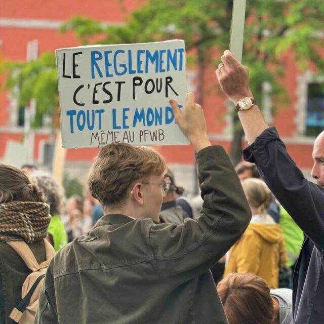 📢 ENSEIGNEMENT : ON NE PASSE PAS EN FORCE SUR LA DÉMOCRATIE

Alors que les enseignants et les acteurs de l’école sont massivement mobilisés face aux réformes en cours, une décision prise au Parlement de la Fédération Wallonie-Bruxelles suscite une profonde inquiétude.

Le projet de décret-programme 2, qui touche directement l’enseignement et l’enseignement supérieur, fait l’objet d’une procédure HORS RÈGLEMENT dictée par la majorité MR–Les Engagés.
Une séance est donc convoquée demain à 14h en extrême urgence pour orchestrer un vote au finish.

⚠️ Il s’agit d’un précédent extrêmement grave pour le fonctionnement de nos institutions démocratiques.

Car comment faire respecter nos lois auprès des citoyens lorsque celui qui préside le Parlement ne respecte pas ses propres règles ? Le respect des procédures, les droits de l’opposition et la qualité du travail parlementaire, c’est protéger la minorité mais aussi la majorité.

👉 Quand on bafoue ces règles, c’est le cadre de l’État de droit