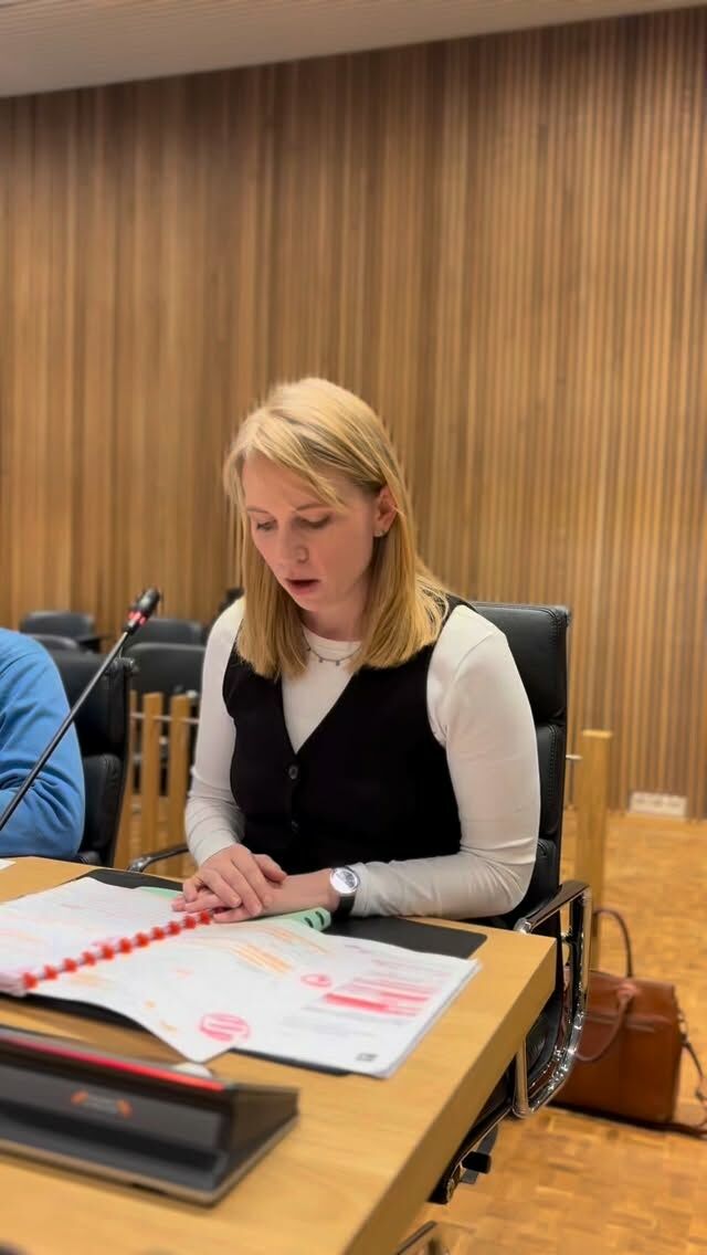 🌲⚠️ Votre baratin, Madame la Ministre, ne marche plus. Le DNF est à bout de souffle.

➡️ En commission du Parlement wallon, la Ministre a confirmé l’ampleur de la crise au Département de la Nature et des Forêts : plus de 40 triages vacants, près de 100 postes manquants, des cantonnements exsangues comme à Virton, Bouillon ou Thuin.

❌ Et pourtant ? Non-remplacement d’un départ sur trois dès 2026‼️📉

💶🪵 Le DNF, ce sont aussi des rentrées financières pour nos communes rurales.
En 2025, les ventes de bois ont généré 93 millions € de recettes publiques, dont 69 millions € pour les communes ‼️

Et pourtant, sans agents, pas de martelage. Sans martelage, pas de vente.

➡️ Nous appelons donc à un sursaut de conscience de la Ministre pour mettre un terme à cette hérésie budgétaire.

La forêt wallonne ne peut pas être une variable d’ajustement. 🌳

S’attaquer au DNF, c’est fragiliser directement nos communes rurales 🏘️ 

#dnf #provincedeluxembourg #ruralité #pw #wallonie