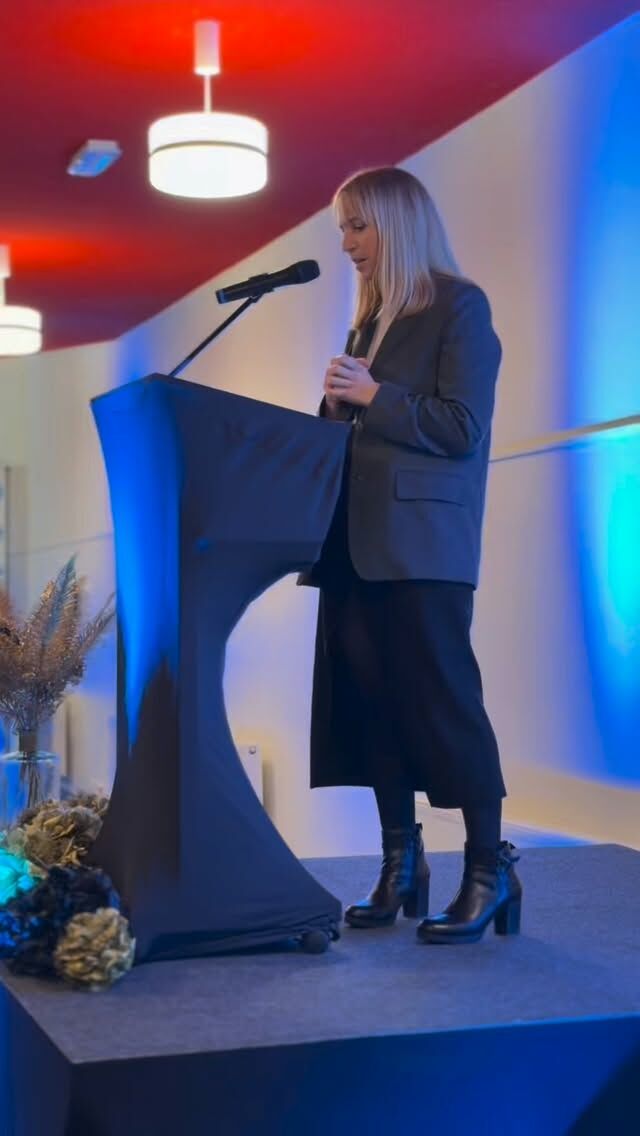 Retour sur mon discours à l’occasion de la cérémonie de remise des diplômes à la Henallux d’Arlon - bon courage à tous les étudiants en examens en ce moment ! 📝 

C’est avec beaucoup d’émotion que j’avais pris la parole en tant que marraine de promotion pour les diplômés en assistant de direction de la Henallux 2025. 

Un moment fort de transmission, de confiance et d’encouragement, pour rappeler que les parcours ne sont jamais tout tracés et que tout est possible avec du travail et de la détermination. 💪🏻

Merci à Hénallux pour l’accueil et bravo à cette nouvelle génération ✨🎓

#provincedeluxembourg #henallux #diplome #etudes #parcours