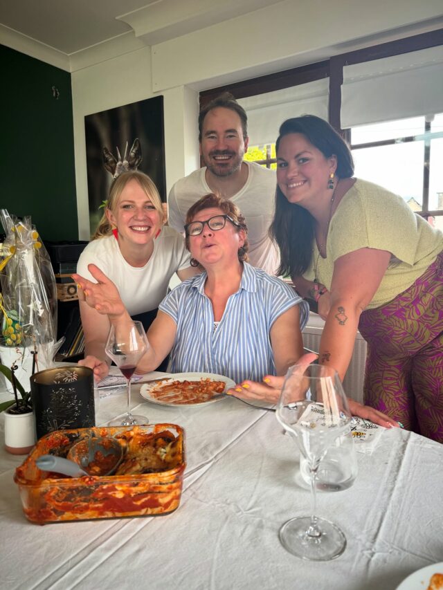 Des gens formidables qui donnent toujours sans compter… c’était à leur tour d’être choyés ! 🙂Quel bonheur d’avoir accueilli Charles, Marie et Marine à la maison autour d’une bonne lasagne aux aubergines. Un moment simple pour dire merci à toute mon équipe : toujours présente, toujours engagée, pour m’épauler au quotidien dans mes responsabilités 💪🏻✨ #equipe #wallonie #wallonia #luxembourgbelge #belgianluxembourg #belgique