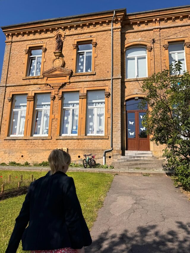 Ce matin, j’ai eu le plaisir de rencontrer les élèves de 5e et 6e primaire de l’école de Sainte-Marie-sur-Semois 👧👦 pour échanger autour d’un thème essentiel : la mobilité 🚶‍♀️🚲🚌 Ils m’ont présenté leur super projet « Serpent mobile », mené avec l’ASBL Empreinte 🐍👏 Une belle initiative qui encourage les trajets à pied ou à vélo pour venir à l’école en toute sécurité, de manière ludique et collective ! Des idées concrètes, une réflexion déjà bien engagée, et des jeunes citoyens motivés à faire bouger les choses 💡🌍 Un grand bravo aux élèves, à l’équipe éducative et à l’ASBL Empreinte pour ce beau projet, et merci aux parents pour leur précieuse implication au quotidien ❤️🙏 L’avenir de la mobilité se construit dès le plus jeune âge… et à Sainte-Marie, il est en marche ! 🚶‍♂️✨ #etalle #provincedeluxembourg #commune #mobilité #wallonie #regionwallonne