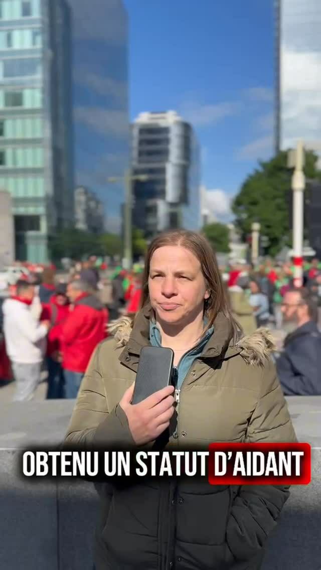 🎙️ Lévana, aidante proche, maman d’une petite fille en situation de handicap, revient sur l’évolution de sa situation en 2026. 

Désormais, sa situation a basculé.
Maman de 3 enfants, dont Ylona atteinte de la maladie génétique rare de Hadds, elle se bat depuis des années pour permettre à sa fille d’avoir une place à l’école, avec un accompagnement digne.
Avec ses proches et des bénévoles, elle a fondé en janvier 2023 l’ASBL Ylon’Hadds : récolter des fonds pour les soins et le matériel, faire connaître la maladie, et soutenir les familles en quête de diagnostic.

👉 Malgré des recherches actives, elle n’a hélas jamais trouvé d’emploi compatible avec sa réalité et celle de son enfant. 

👉 Et aujourd’hui, suite aux décisions du gouvernement MR–Engagés, elle a été exclue du chômage et a obtenu le « statut d’aidant proche ». 

Ce n’est pas un choix. Ce n’est pas de la « facilité ».
C’est la conséquence de politiques qui ignorent les réalités de terrain, celles des parents aidants, des familles déjà fragilisées.

📢 Lévana témoigne pour rendre visible ce que ces décisions changent concrètement : des vies mises encore plus sous pression, où les gens doivent survivre avec 700€ par mois en plus de subvenir aux besoins spécifiques et médicaux de son enfant. 

Si vous voulez soutenir l’association, n’hésitez pas à nous rejoindre ce dimanche à Houdemont pour une journée de festivités et d’activités accessibles aux familles. 

#Levana #aidantproche #Solidarité