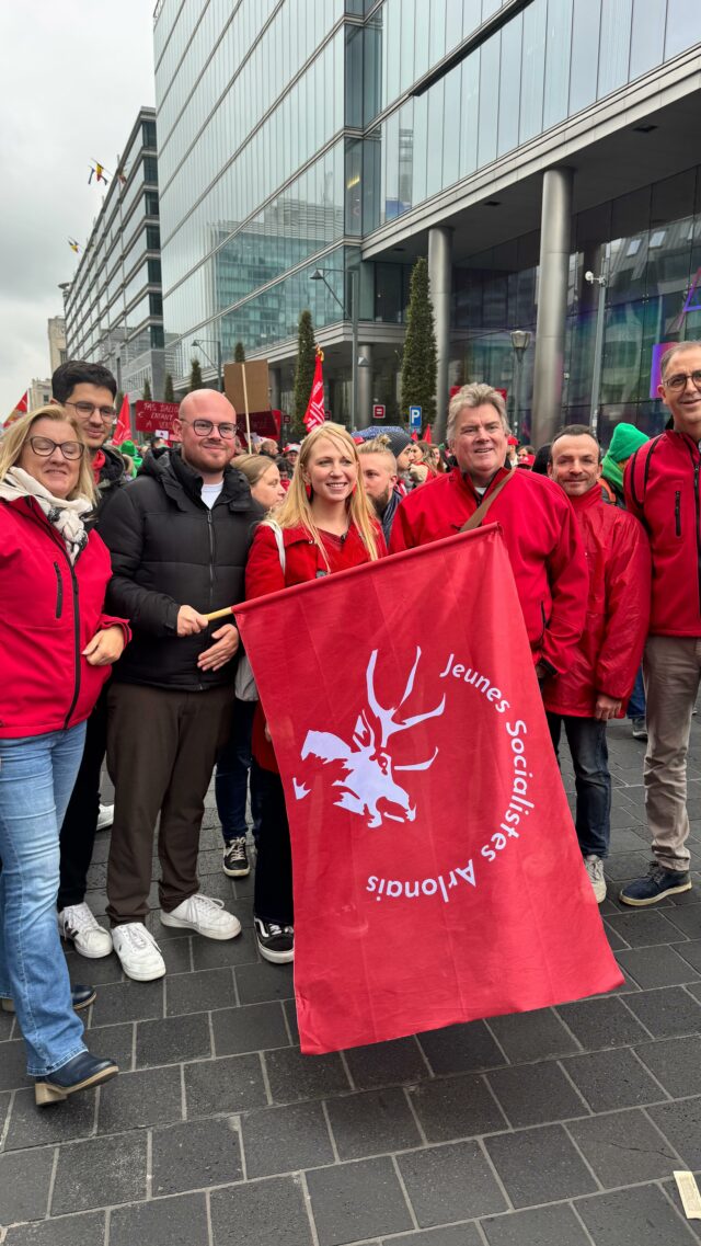 📢 UPDATE : + de 140.000 personnes mobilisées à Bruxelles pour demander une autre politique à ces Gouvernements, qui attaquent les étudiants, les enseignants, les pensionnés, et les travailleurs 💪✊ Nous ne lâcherons rien pour faire reculer les décisions injustes et antisociales.🤝 Une manifestation marquée par une ambiance conviviale et solidaire, renforçant la détermination collective à faire entendre nos voix.#Mobilisation #Bruxelles #Belgique #Solidarité #JusticeSociale #Étudiants #Enseignants #Travailleurs #Pensionnés #Manifestation #UnisPourLeChangement
