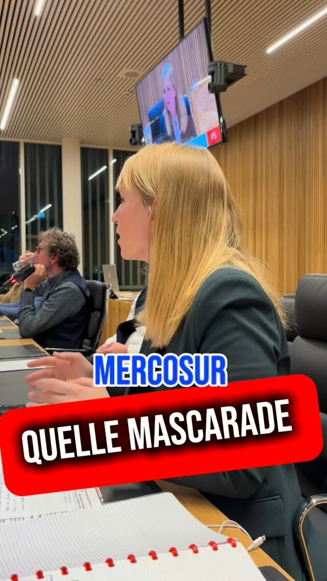 La position du MR sur le MERCOSUR : Quelle mascarade ! 😵❌

Faire semblant de s’y opposer aujourd’hui alors que cet accord est l’aboutissement de plus de 20 ans de politiques néolibérales que le MR a soutenues, portées et défendues sans relâche, c’est se moquer du monde. Une vraie mascarade.

Depuis toujours, les vieilles recettes reviennent : libre-échange à tout prix, dérégulation, affaiblissement des normes environnementales : le MERCOSUR n’est pas un accident, c’est un héritage politique assumé, fruit de l’échec de la politique libérale en matière d’agriculture depuis des décennies.

🚜 La Ministre Dalcq est aujourd’hui au pied du mur, face à la gronde agricole qui ne peut que constater l’incapacité des gouvernements wallon et fédéral de s’opposer au Mercosur.

❌ Leur changement soudain et radical de position apparaît alors comme de l’opportunisme électoral. Faire croire qu’ils sont contre et masquer leur vrai visage en matière de traités commerciaux internationaux.

Le MR veut aujourd’hui apparaître comme « critique » mais refuse de reconnaître qu’il a lui-même semé le terrain sur lequel cet accord a poussé.

❗ La mascarade est totale, et les risques, eux, restent bien réels pour nos agriculteurs wallons et nos productions locales.

🗓 Ce mercredi 21 janvier, un vote crucial aura lieu au niveau européen concernant la possible saisine de la Cour de justice de l’Union européenne. C’est un moment clé pour défendre nos agriculteurs et nos normes !

⚡ C’est aussi le moment clé pour activer tous les mécanismes nécessaires ici en Wallonie pour tenter de protéger notre agriculture wallonne et nos productions locales.

#AgricultureWallonne #MERCOSUR #mascarade