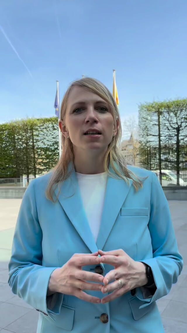 ➡️ Cette semaine, avec Christie Morreale, nous mettons le gouvernement d’ingénieurs MR Engagés face aux chiffres.

👉 Pas aux promesses. Pas aux discours. Aux faits.

📉 +30 000 demandeurs d’emploi en un an.
272 000 aujourd’hui en Wallonie.

Concrètement :
1 offre d’emploi pour 7 demandeurs.
Seulement 13 % des offres sont des CDI.
Le reste, c’est de la précarité.

⚠️ Réforme des APE :
70 000 travailleurs concernés.
5 000 emplois menacés.

Dans des secteurs essentiels : enfance, aide aux personnes, handicap, jeunesse, culture, insertion.

Dans l’économie sociale, 4 000 travailleurs sont touchés.

💸 Avec les exclusions du chômage, un travailleur ALE touche 6 euros de l’heure, sans aucune aide.

❌ Un retour en arrière indigne pour des travailleurs qui bossent comme aide-ménagère, l’encadrement d’enfants à l’école, l’entretien des espaces verts ou encore dans le secteur agricole.

6 euros. Pour travailler et (sur-)vivre.... 

Une pilule amère. Une pilule inacceptable.

Les chiffres sont là. À chacun d’en tirer les conclusions.