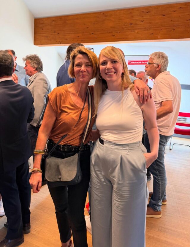 🇧🇪🤝🇱🇺 À l’occasion de la fête nationale luxembourgeoise, ce 23 juin, nous avons célébré les 30 ans de la convention belgo-luxembourgeoise en matière de sécurité sociale — un accord essentiel qui facilite chaque jour la vie de plus de 45 000 travailleurs frontaliers belges.
Cette avancée majeure en matière de mobilité, d’équité fiscale et de coopération transfrontalière témoigne de la solidité et de la qualité du partenariat entre nos deux pays.
🔗 L’événement, organisé par la Mutualité socialiste du Luxembourg — partenaire privilégié de la coopération sanitaire et sociale en zone transfrontalière — a mis en lumière le rôle déterminant de cette convention dans la construction d’un espace transfrontalier plus juste, plus solidaire et plus efficace.
✨ Nous avons eu l’honneur d’accueillir deux députés européens : Estelle Ceulemans (Belgique) et Marc Angel (Luxembourg).
Estelle, fervente défenseuse des droits des travailleurs, est devenue une alliée précieuse, une amie et un véritable relais dans les instances européennes.
👏 Merci à toutes celles et ceux qui, depuis 30 ans, portent cette coopération unique et ambitieuse au service des citoyens. Ensemble, continuons à faire vivre l’Europe concrète, solidaire et humaine.