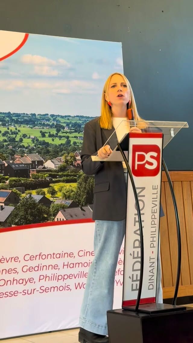 La réforme des APE se construit dans l’ombre des cabinets, loin des regards, comme un dossier technique parmi d’autres.

➡️ Mais derrière cette abréviation, il y a tout sauf de l’abstrait : des aides-ménagères qui entrent chaque jour dans les foyers, des garde-malades au chevet des personnes les plus fragiles, des travailleuses et travailleurs du non-marchand qui font tourner crèches, associations et écoles.

👉 Au total, ce sont près de 70.000 travailleurs wallons concernés. Et aujourd’hui, près de 5.000 emplois seraient menacés.

Ce sont des métiers discrets, mais indispensables. Des mains qui nettoient, accompagnent, soignent, soutiennent — souvent sans bruit, mais sans lesquelles tout un équilibre social vacille.

Décider de leur avenir sans transparence ni véritable débat public, c’est prendre le risque de fragiliser un pilier entier de notre société.

👉 Les APE ne sont pas une ligne dans un budget. Ce sont des vies, des services essentiels, et des milliers de familles wallonnes directement concernées. 

#aideadomicile #wallonie #Emploi #servicespublics