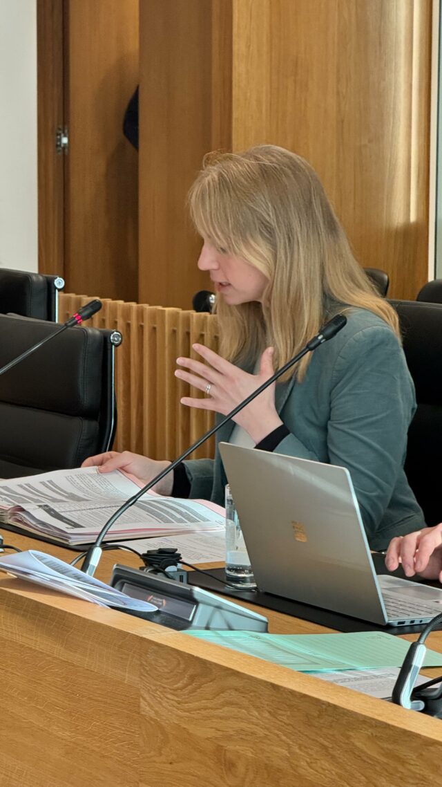 ⚠️ Restaurants, voyages, grand prix : de nouveaux soupçons dans des marchés publics wallons.
📰 Des révélations récentes de la presse font état de soupçons de collusion entre des agents du SPW Mobilité et Infrastructures et certaines entreprises actives dans des marchés publics d’installations de fibre optique dans les zonings wallons.

🍽️✈️🏁 Invitations au restaurant, accès à des événements prestigieux comme le Grand Prix de Francorchamps ou encore voyages à l’étranger : ces pratiques interrogent et soulèvent de graves questions d’éthique et de conflits d’intérêts.

🚨 Dans le dossier des caméras à Jurbise, le Ministre Desquesnes avait déjà choisi de ne pas agir malgré les signaux d’alerte. Aujourd’hui, face à de nouveaux soupçons, il n’est plus possible ni de minimiser les faits, ni de laisser passer. La répétition de ces affaires impose une réaction claire et immédiate.

🔍⚖️ C’est pourquoi j’interviendrai auprès du Ministre Desquesnes afin que toute la lumière soit faite sur ce dossier, que des explications soient apportées et que des mesures concrètes soient prises pour garantir l’intégrité et la transparence des marchés publics.

#Transparence #MarchésPublics #SPW #Gouvernance #IntérêtGénéralWallonie